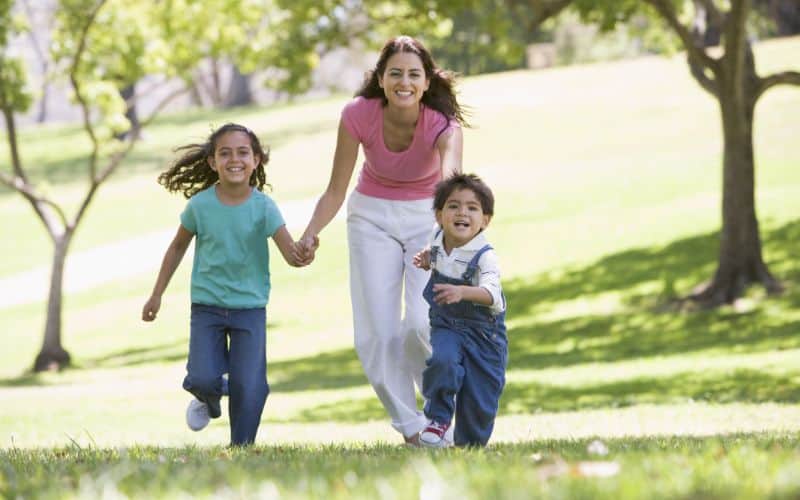 hydrolysed-collagen-woman-with-two-young-children-running-smiling-min